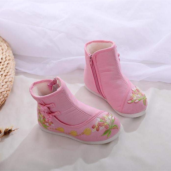 Lányoknak készült őszi-téli rövidcsizma etnikus hímzéssel, hagyományos kínai ihletésű dizájn, táncelőadásokhoz, felső rész: pamut, talp: marha ín, 1–3 éveseknek