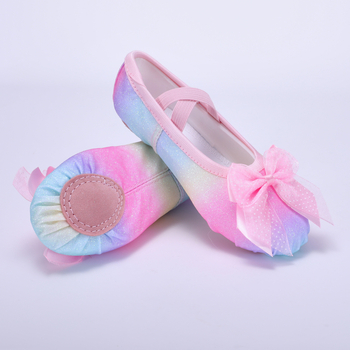 Gyerekeknek szóló balettcipő a színpadi előadáshoz, aranyos nagy masnival, macska tappancs motívummal, fényes (Model 8116)