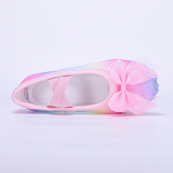 Gyerekeknek szóló balettcipő a színpadi előadáshoz, aranyos nagy masnival, macska tappancs motívummal, fényes (Model 8116)