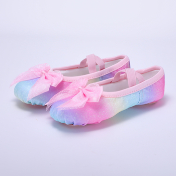 Gyerekeknek szóló balettcipő a színpadi előadáshoz, aranyos nagy masnival, macska tappancs motívummal, fényes (Model 8116)