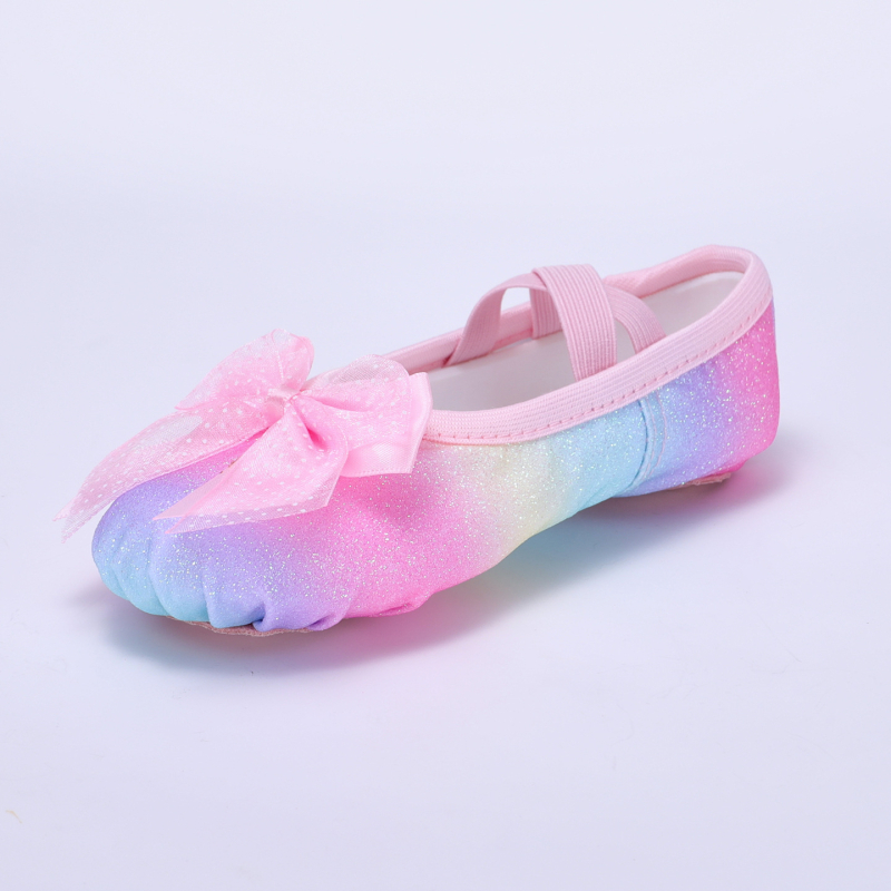 Gyerekeknek szóló balettcipő a színpadi előadáshoz, aranyos nagy masnival, macska tappancs motívummal, fényes (Model 8116)