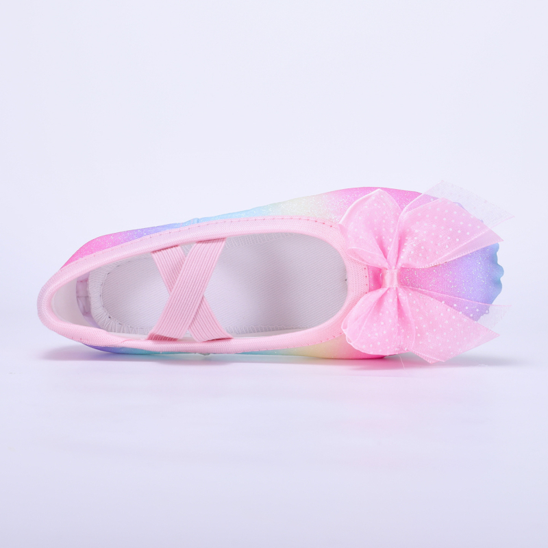 Gyerekeknek szóló balettcipő a színpadi előadáshoz, aranyos nagy masnival, macska tappancs motívummal, fényes (Model 8116)