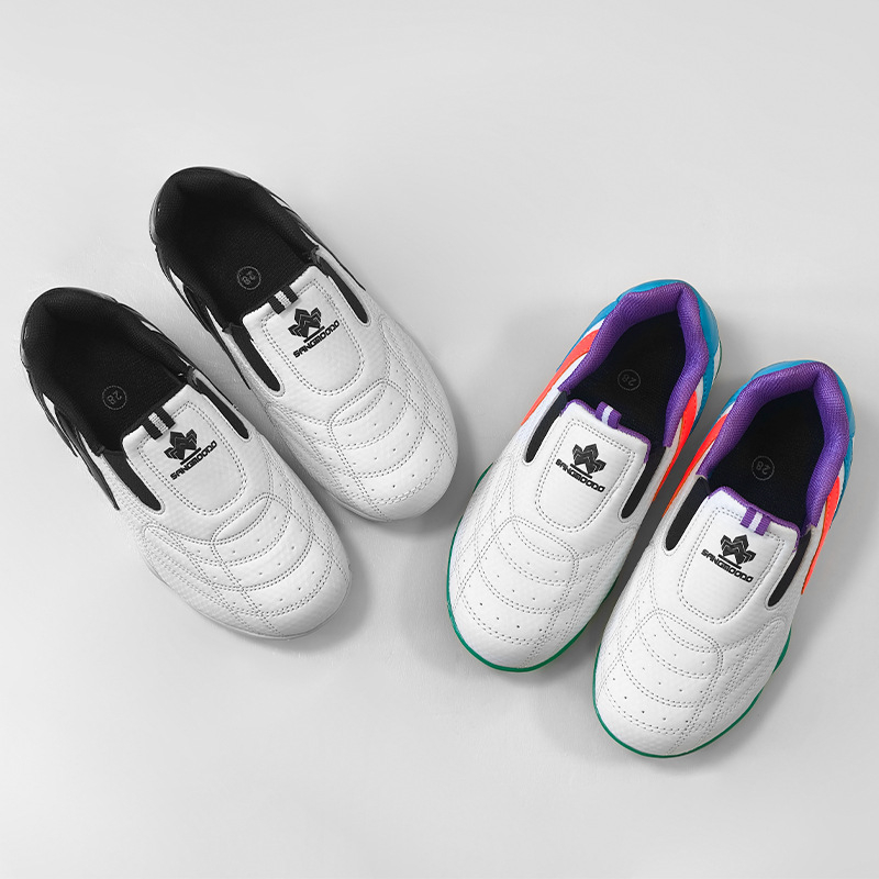 Taekwondo edzőcipő - könnyű, csúszásmentes, lélegző, izzadtságot felszívó, kopásálló; felsőrész PU, talp természetes gumi