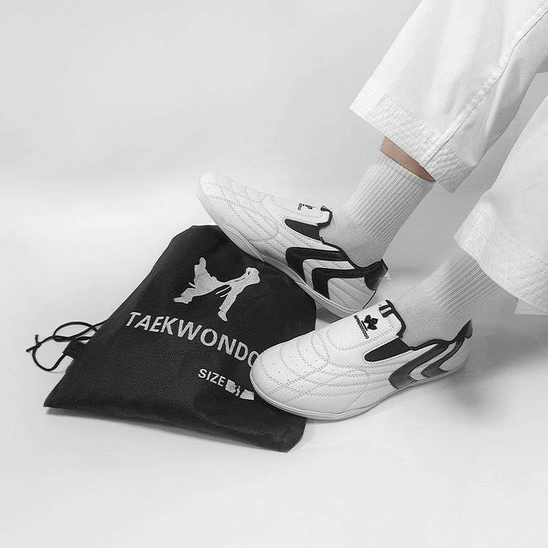 Taekwondo edzőcipő - könnyű, csúszásmentes, lélegző, izzadtságot felszívó, kopásálló; felsőrész PU, talp természetes gumi