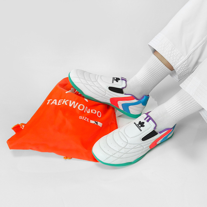 Taekwondo edzőcipő - könnyű, csúszásmentes, lélegző, izzadtságot felszívó, kopásálló; felsőrész PU, talp természetes gumi