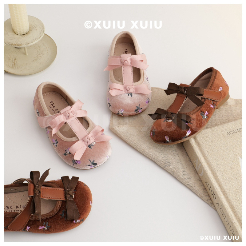 Dječje Mary Jane balerinke – Velcro kopčanje, gornji dio od izvezenog merceriziranog baršuna, niskog profila, gumena potplat, protuklizno