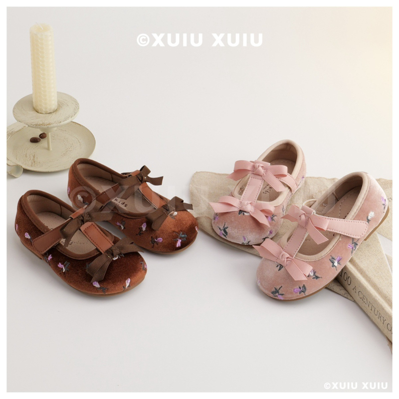 Dječje Mary Jane balerinke – Velcro kopčanje, gornji dio od izvezenog merceriziranog baršuna, niskog profila, gumena potplat, protuklizno