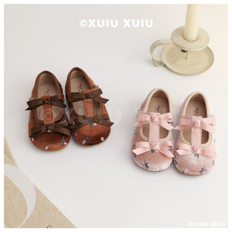 Dječje Mary Jane balerinke – Velcro kopčanje, gornji dio od izvezenog merceriziranog baršuna, niskog profila, gumena potplat, protuklizno