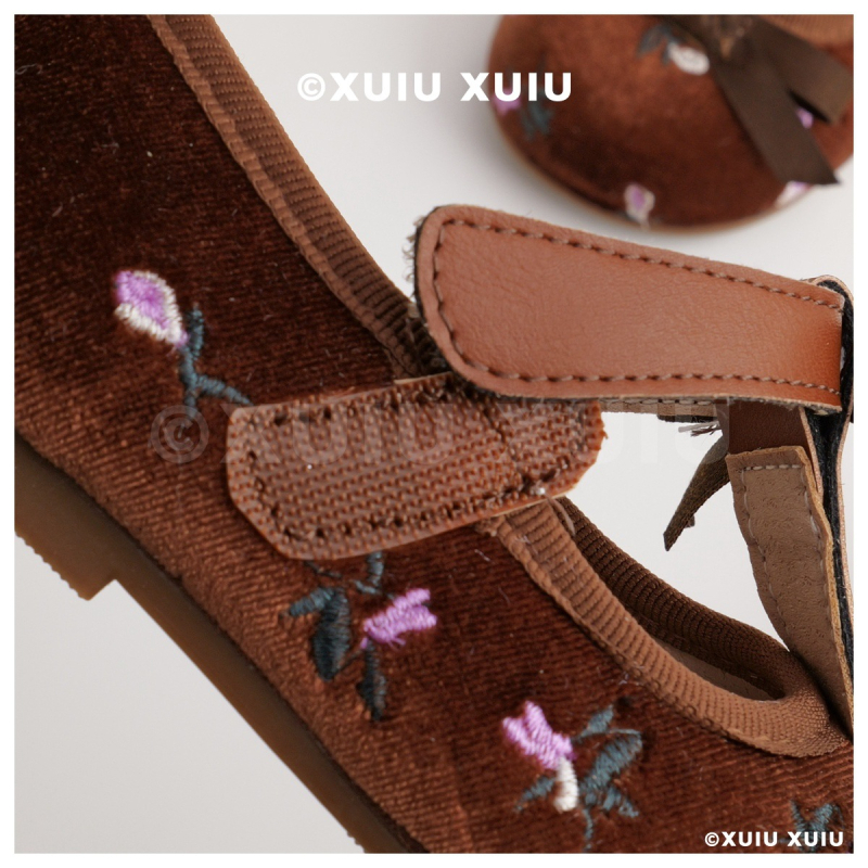 Dječje Mary Jane balerinke – Velcro kopčanje, gornji dio od izvezenog merceriziranog baršuna, niskog profila, gumena potplat, protuklizno