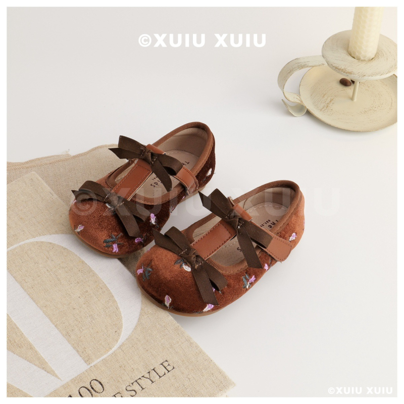 Dječje Mary Jane balerinke – Velcro kopčanje, gornji dio od izvezenog merceriziranog baršuna, niskog profila, gumena potplat, protuklizno