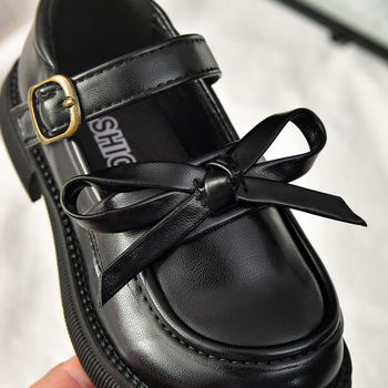 Dievčenské topánky s nízkym vrchným dielom, zapínanie na Velcro, vrchný materiál: Super Fiber, podrážka: guma, protišmykové a odolné voči opotrebeniu