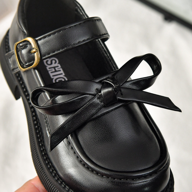 Dievčenské topánky s nízkym vrchným dielom, zapínanie na Velcro, vrchný materiál: Super Fiber, podrážka: guma, protišmykové a odolné voči opotrebeniu