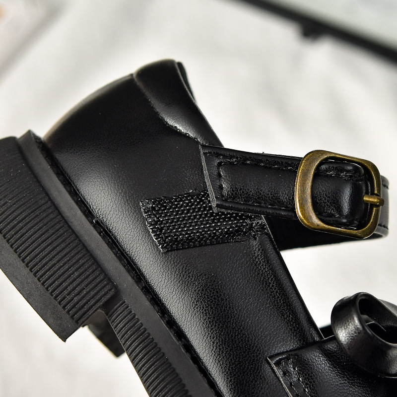 Dievčenské topánky s nízkym vrchným dielom, zapínanie na Velcro, vrchný materiál: Super Fiber, podrážka: guma, protišmykové a odolné voči opotrebeniu