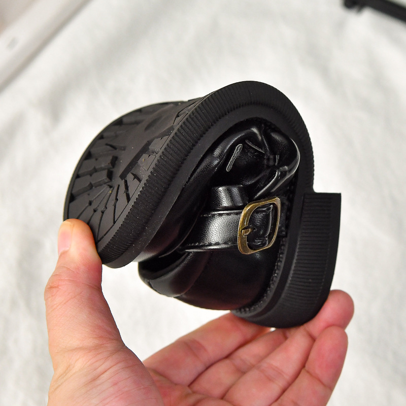 Dievčenské topánky s nízkym vrchným dielom, zapínanie na Velcro, vrchný materiál: Super Fiber, podrážka: guma, protišmykové a odolné voči opotrebeniu