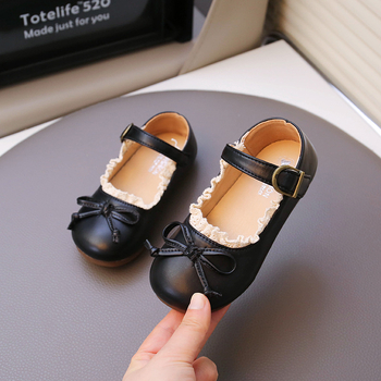 Dievčenské balerínky s mašličkou a čipkou, zapínanie na Velcro, vrchný materiál z umelej kože, nízky strih, protišmyková podrážka, PU stielka (Jar–Jeseň 2025)