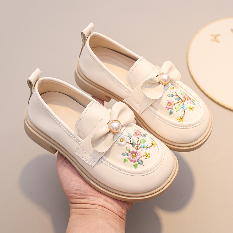 Dječje plesne cipele za princeze s mekanom potplatom, gornji dio od super vlakna, Velcro zatvaranje, izvezen cvjetni uzorak, gumena potplata – za plesne izvedbe