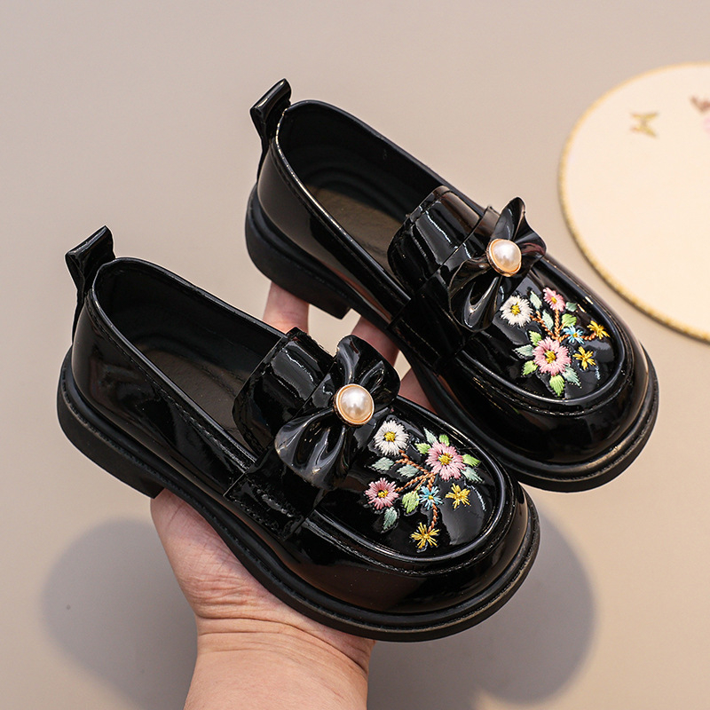 Dječje plesne cipele za princeze s mekanom potplatom, gornji dio od super vlakna, Velcro zatvaranje, izvezen cvjetni uzorak, gumena potplata – za plesne izvedbe