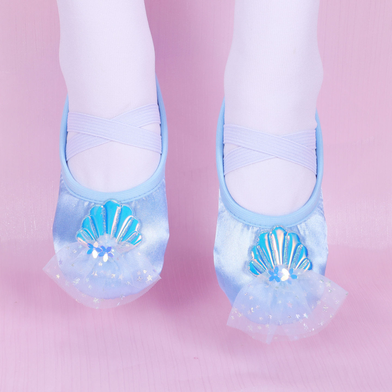 Detské saténové baletky s mäkkou podrážkou a vrchnou časťou z sieťoviny s mušľovým efektom – Model 8124