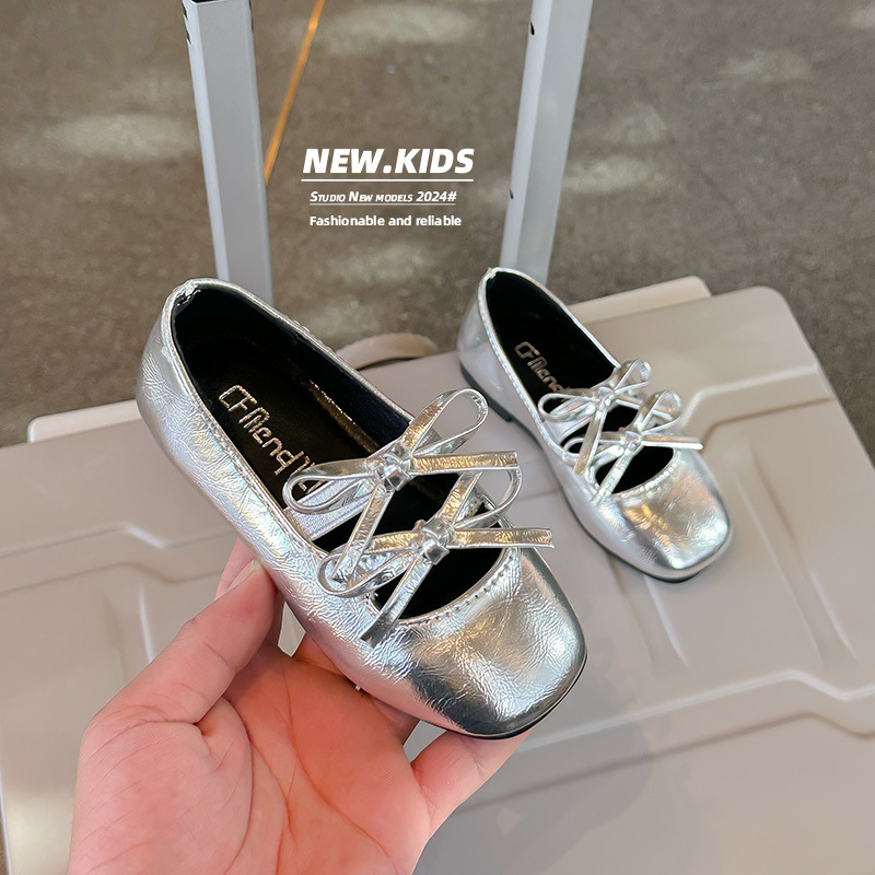 Dievčenské tanečné topánky – nízky vrchný diel, PU vrchný materiál, PU vnútorná stielka, gumová podrážka, štýl princeznej