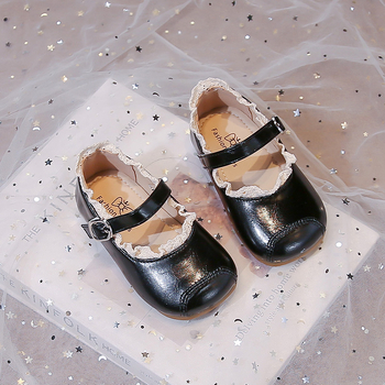 Dievčenské topánky s PU vrchnou časťou, zapínanie na suchý zips, protišmyková gumová podrážka, sladký akadémický štýl