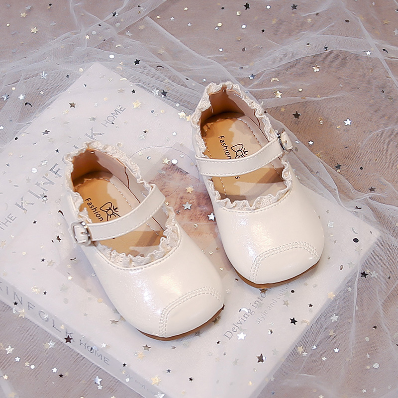 Dievčenské topánky s PU vrchnou časťou, zapínanie na suchý zips, protišmyková gumová podrážka, sladký akadémický štýl