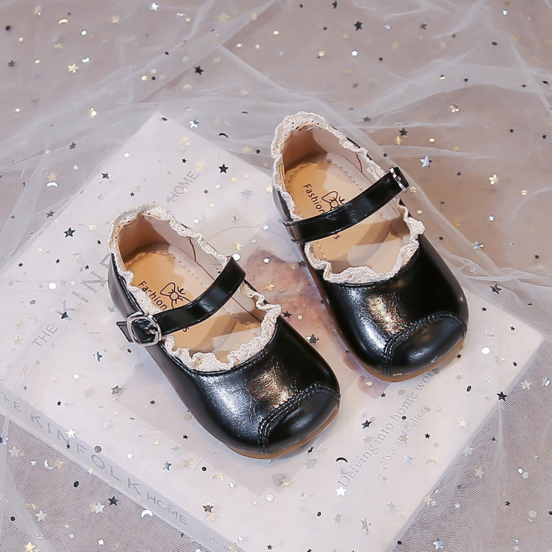 Dievčenské topánky s PU vrchnou časťou, zapínanie na suchý zips, protišmyková gumová podrážka, sladký akadémický štýl