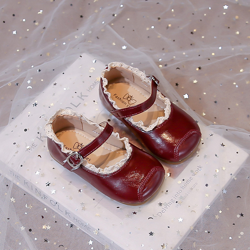 Dievčenské topánky s PU vrchnou časťou, zapínanie na suchý zips, protišmyková gumová podrážka, sladký akadémický štýl