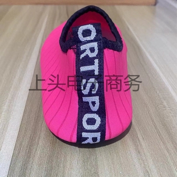 Beltéri fitneszcipők nőknek és férfiaknak – légáteresztő, csúszásmentes, kopásálló; hálós felsőrész, műanyag talp, alacsony fazon.