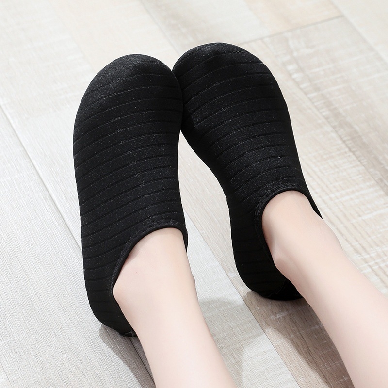 Beltéri fitneszcipők nőknek és férfiaknak – légáteresztő, csúszásmentes, kopásálló; hálós felsőrész, műanyag talp, alacsony fazon.