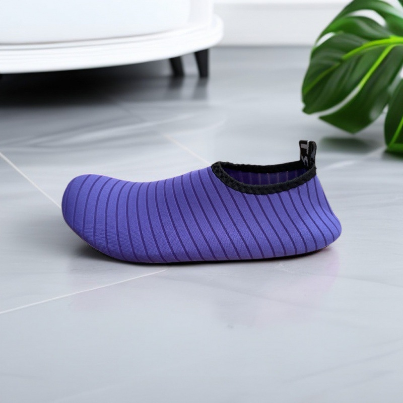 Beltéri fitneszcipők nőknek és férfiaknak – légáteresztő, csúszásmentes, kopásálló; hálós felsőrész, műanyag talp, alacsony fazon.