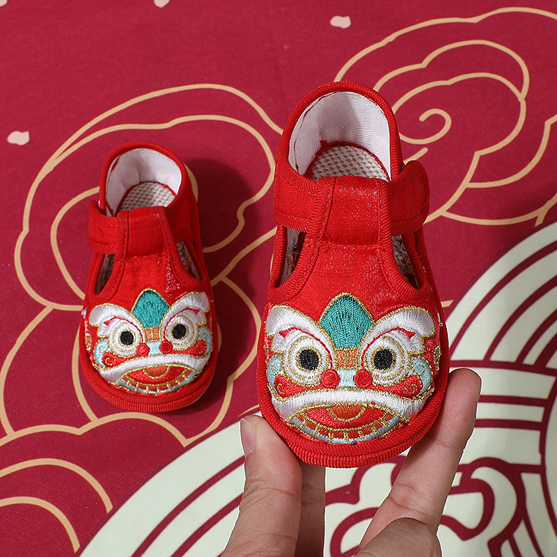 Pantofi tradiționali din pânză, cu broderie de animale, pentru copii 1–6 ani, partea superioară din pânză de bumbac, talpă din tendon de vită.