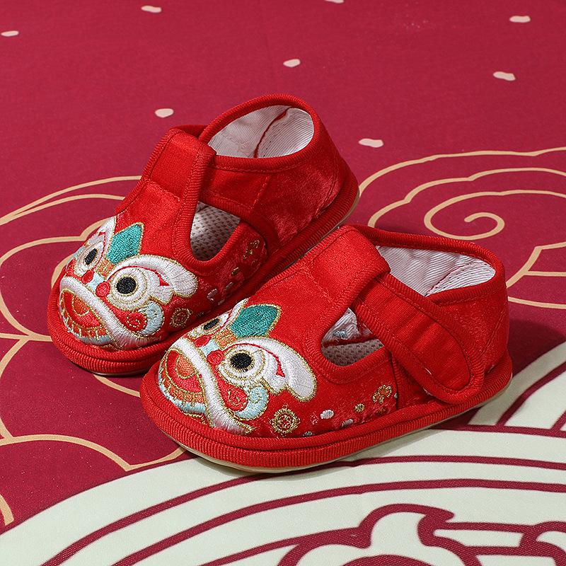 Pantofi tradiționali din pânză, cu broderie de animale, pentru copii 1–6 ani, partea superioară din pânză de bumbac, talpă din tendon de vită.