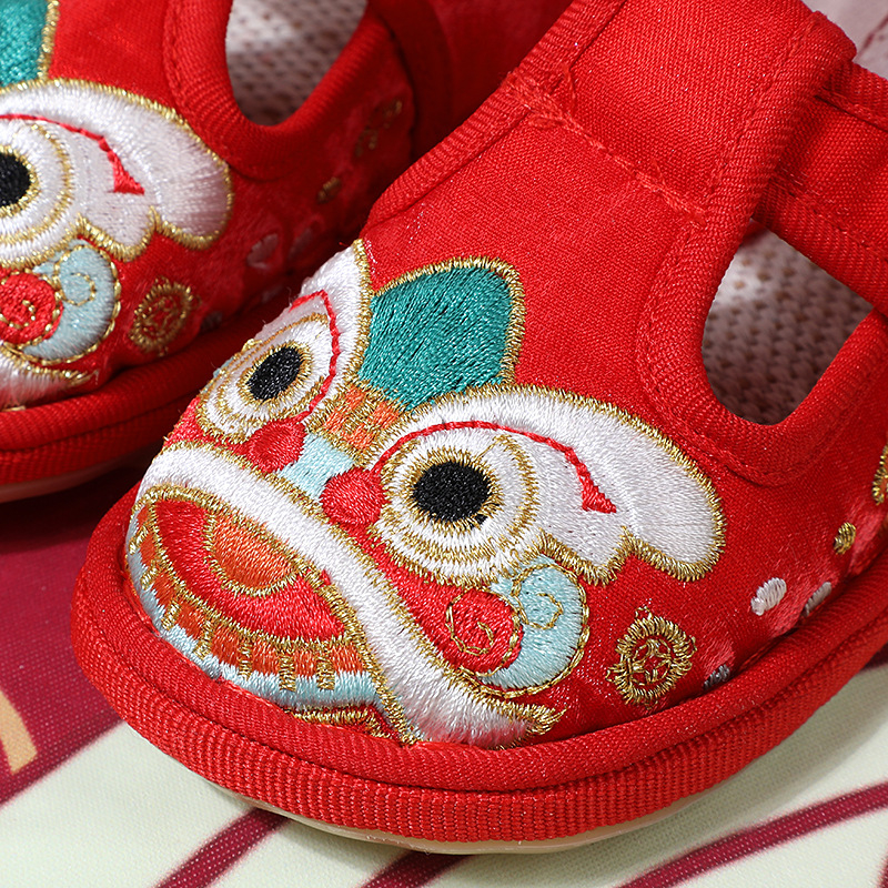 Pantofi tradiționali din pânză, cu broderie de animale, pentru copii 1–6 ani, partea superioară din pânză de bumbac, talpă din tendon de vită.