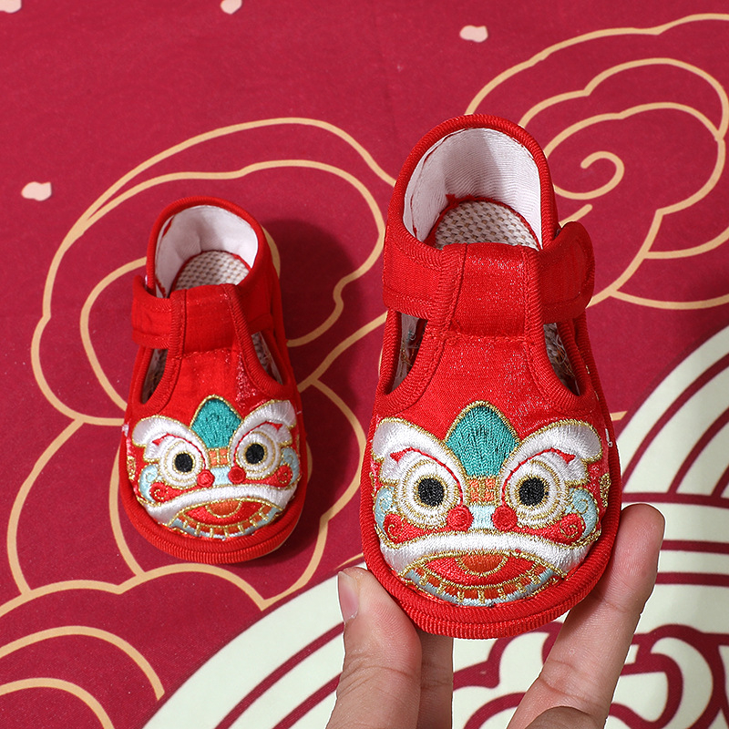 Pantofi tradiționali din pânză, cu broderie de animale, pentru copii 1–6 ani, partea superioară din pânză de bumbac, talpă din tendon de vită.
