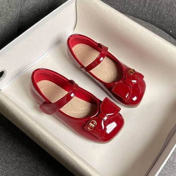 Lányoknak szánt bőr cipő tavasz-őszre, 4–16 év közötti korosztálynak, alacsony boka magasságú, gumitalp, csíkos mintázat, hercegnő stílus