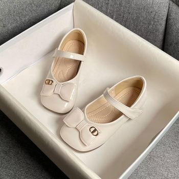 Lányoknak szánt bőr cipő tavasz-őszre, 4–16 év közötti korosztálynak, alacsony boka magasságú, gumitalp, csíkos mintázat, hercegnő stílus