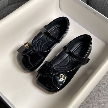 Lányoknak szánt bőr cipő tavasz-őszre, 4–16 év közötti korosztálynak, alacsony boka magasságú, gumitalp, csíkos mintázat, hercegnő stílus