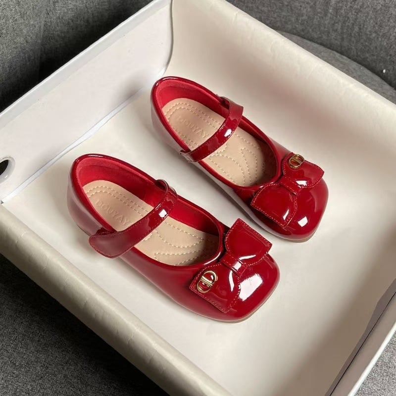 Lányoknak szánt bőr cipő tavasz-őszre, 4–16 év közötti korosztálynak, alacsony boka magasságú, gumitalp, csíkos mintázat, hercegnő stílus