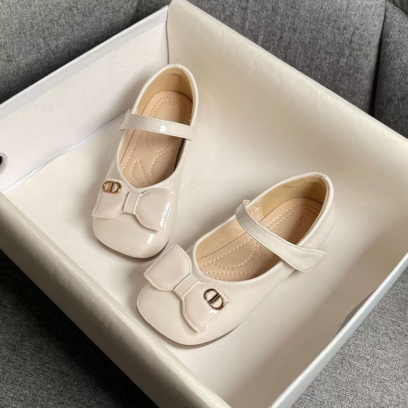 Lányoknak szánt bőr cipő tavasz-őszre, 4–16 év közötti korosztálynak, alacsony boka magasságú, gumitalp, csíkos mintázat, hercegnő stílus