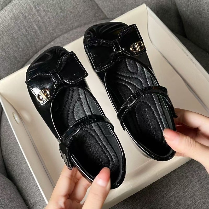 Lányoknak szánt bőr cipő tavasz-őszre, 4–16 év közötti korosztálynak, alacsony boka magasságú, gumitalp, csíkos mintázat, hercegnő stílus