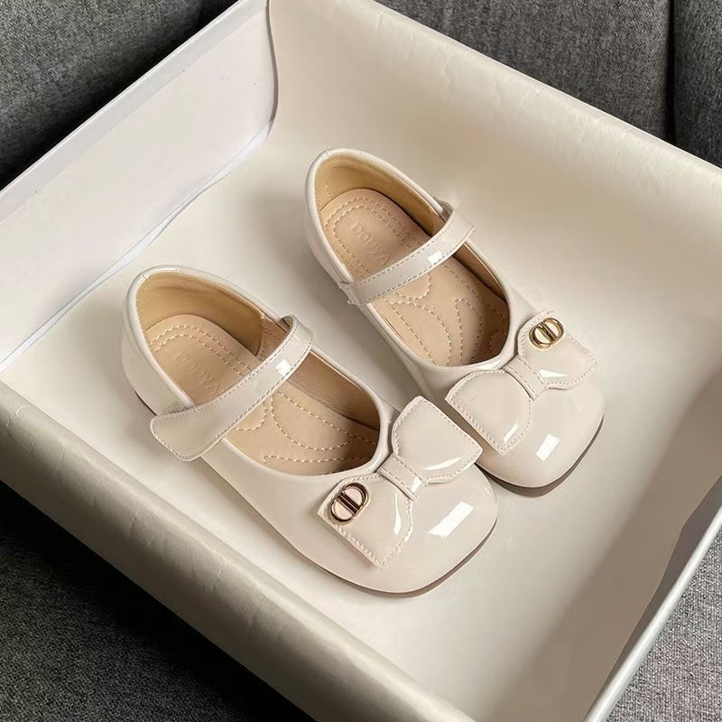 Lányoknak szánt bőr cipő tavasz-őszre, 4–16 év közötti korosztálynak, alacsony boka magasságú, gumitalp, csíkos mintázat, hercegnő stílus