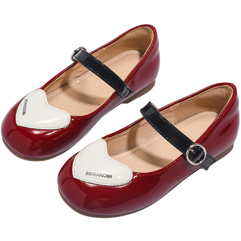 Kislányoknak készült bőrcipő szív alakú vamp-tal, Velcro zárás, alacsony felső rész, csúszásmentes gumitalp, bőr bélés és természetes bőr talpbetét