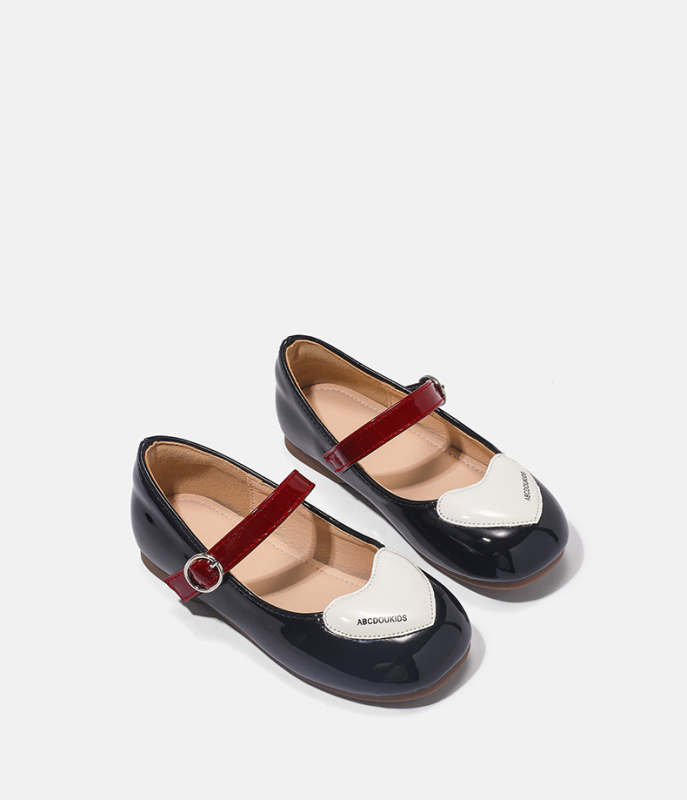 Kislányoknak készült bőrcipő szív alakú vamp-tal, Velcro zárás, alacsony felső rész, csúszásmentes gumitalp, bőr bélés és természetes bőr talpbetét