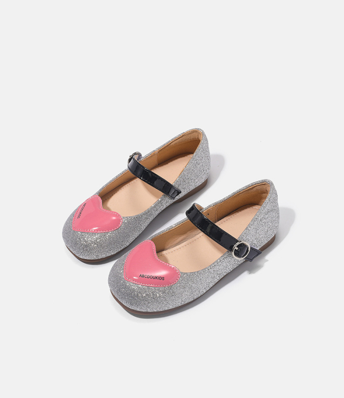 Kislányoknak készült bőrcipő szív alakú vamp-tal, Velcro zárás, alacsony felső rész, csúszásmentes gumitalp, bőr bélés és természetes bőr talpbetét