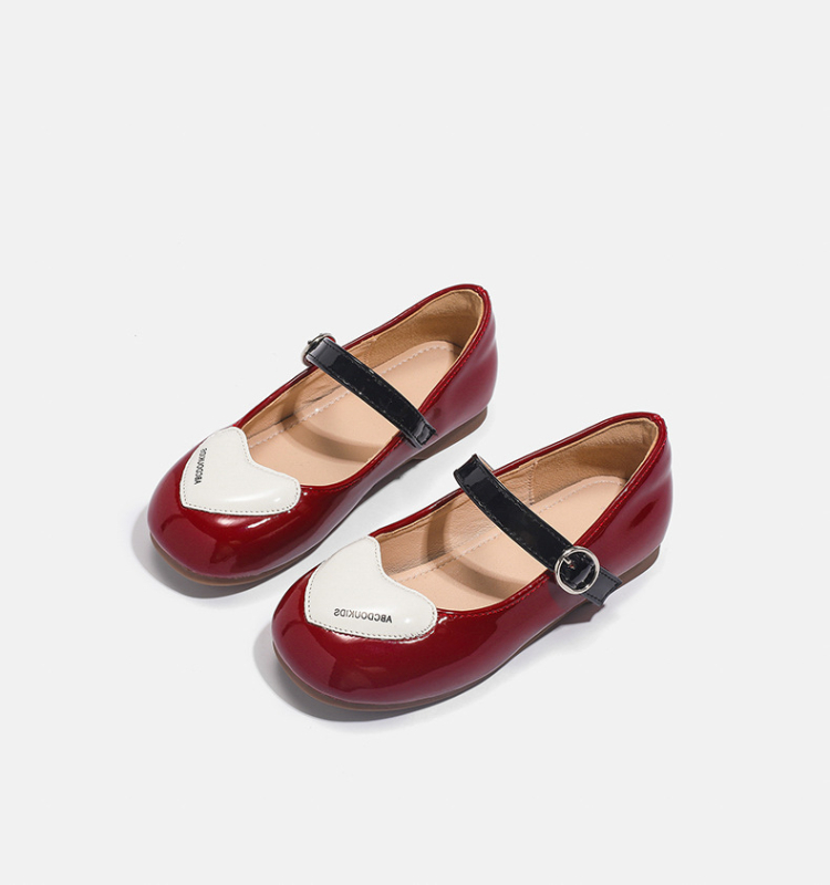 Kislányoknak készült bőrcipő szív alakú vamp-tal, Velcro zárás, alacsony felső rész, csúszásmentes gumitalp, bőr bélés és természetes bőr talpbetét