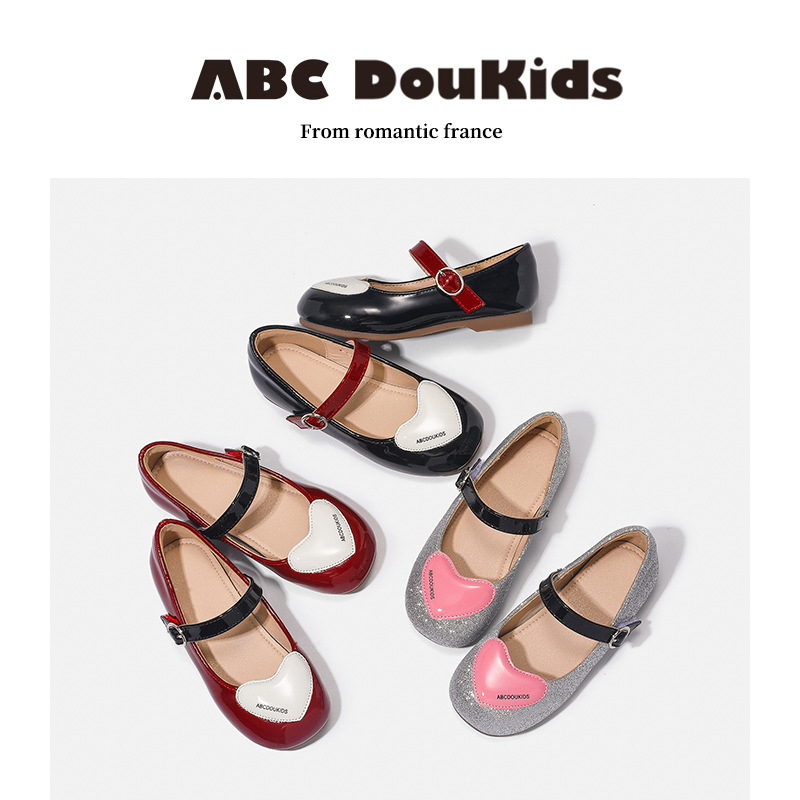 Kislányoknak készült bőrcipő szív alakú vamp-tal, Velcro zárás, alacsony felső rész, csúszásmentes gumitalp, bőr bélés és természetes bőr talpbetét