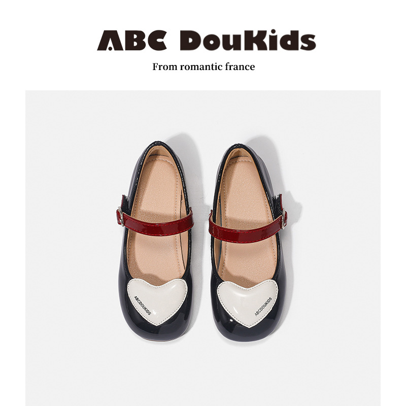 Kislányoknak készült bőrcipő szív alakú vamp-tal, Velcro zárás, alacsony felső rész, csúszásmentes gumitalp, bőr bélés és természetes bőr talpbetét