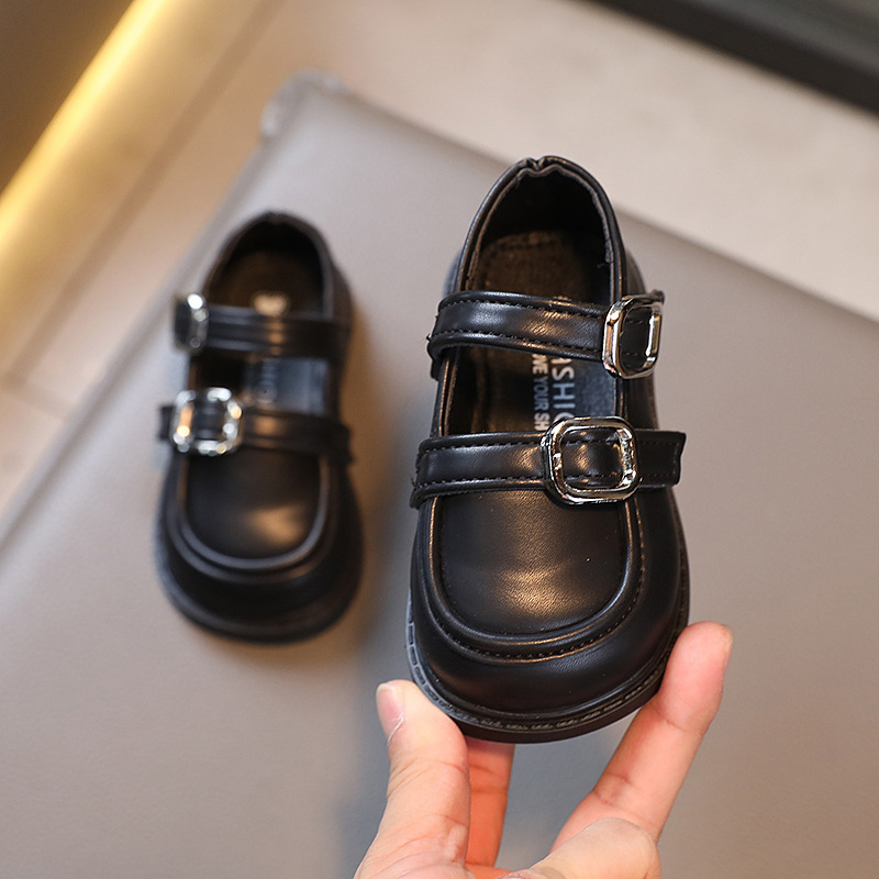 Lányoknak készült koreai stílusú cipő Velcro-záródással, felsőrész mikrofiberből, gumitalp, bőr belső rész, textil talpbetét