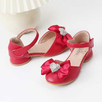 Lányoknak szóló bőrcipő köves csattal és masnival, alacsony sarok, tépőzár, csúszásmentes talppal