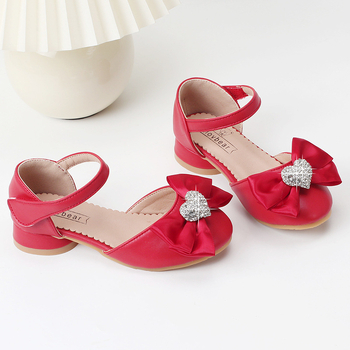 Lányoknak szóló bőrcipő köves csattal és masnival, alacsony sarok, tépőzár, csúszásmentes talppal